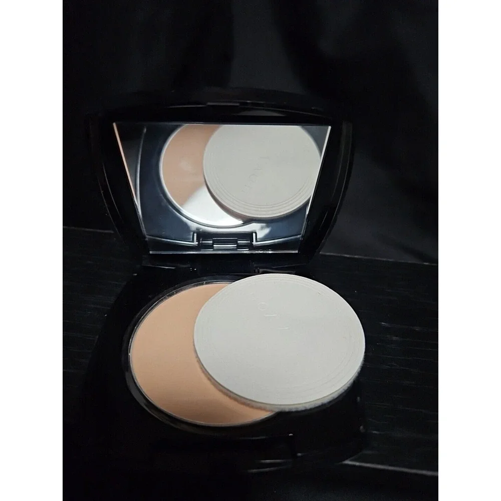 AVON Ideal shade Pressed face POWDER - Light‎ P05